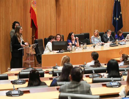 Lauta y Marta de Youth for Change haciendo una toma de poder en el Congreso de los Diputados por el Día de la Niña 2024